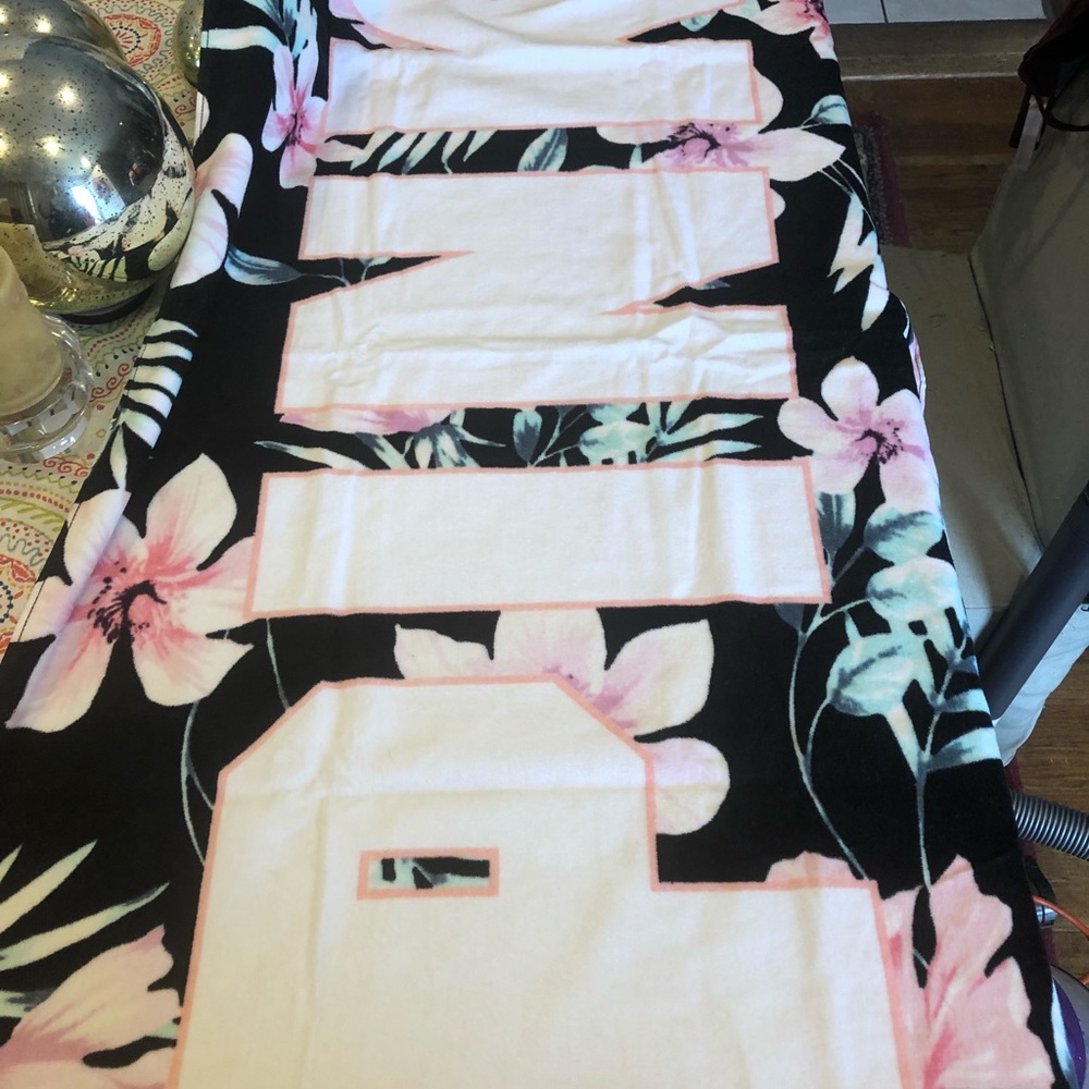 BNIP PinkVS Black Floral Beach Towel/Wrap - Picture 6 of 7